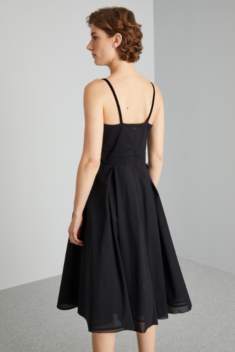 Abito a corolla con sottogonna