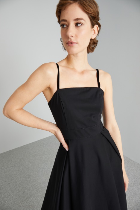 Abito a corolla con sottogonna