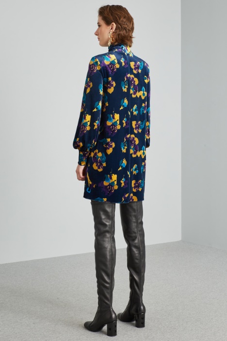 Abito con collo alto