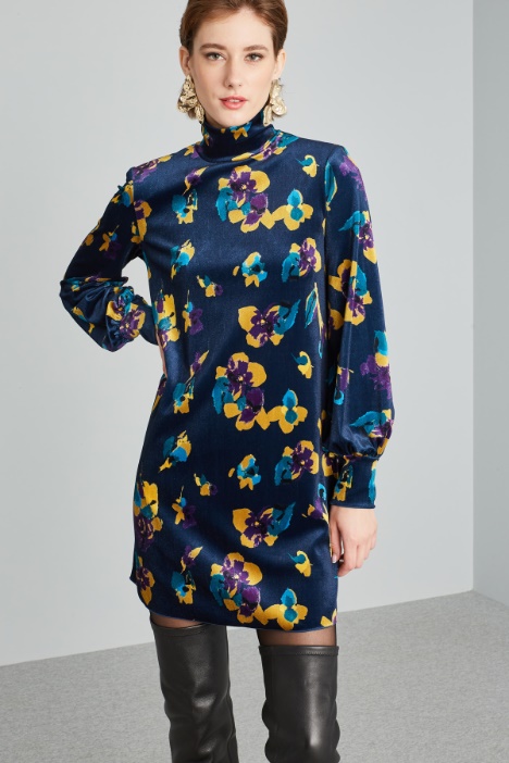 Abito con collo alto