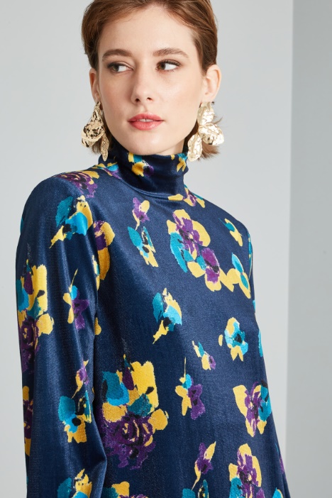 Abito con collo alto