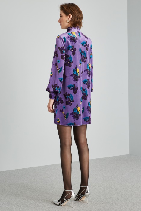 Abito con collo alto