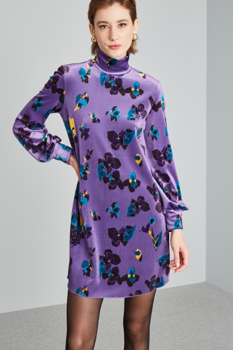 Abito con collo alto