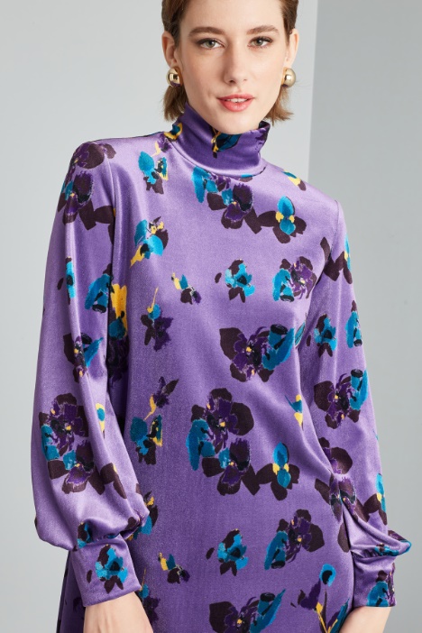 Abito con collo alto