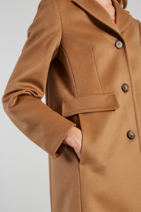 Abrigo con abertura en la espalda