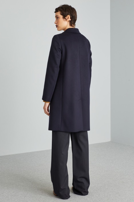 Abrigo con abertura en la espalda