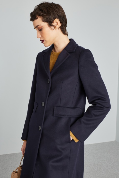 Abrigo con abertura en la espalda