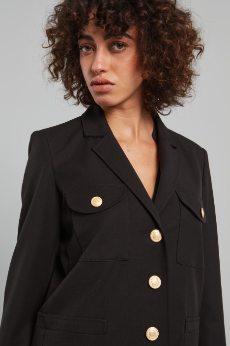 Blazer con botones metálicos