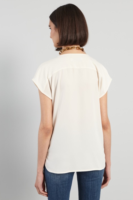 Blusa con piega ribattuta