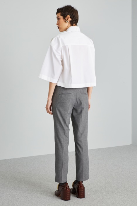 Camisa cropped con bolsillos