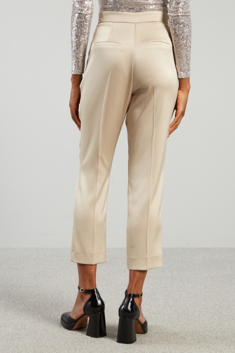 Pantaloni carrot in raso