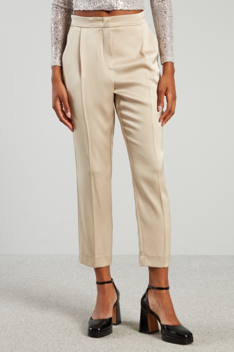 Pantaloni carrot in raso