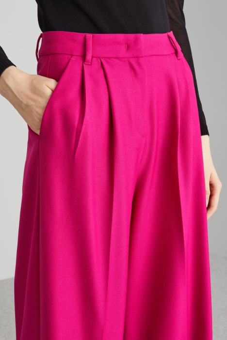 Pantaloni con pieghe in vita