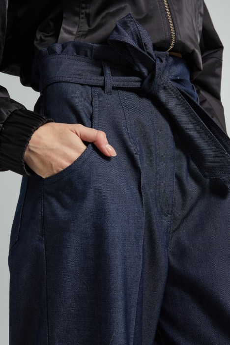 Pantaloni ampi con cintura
