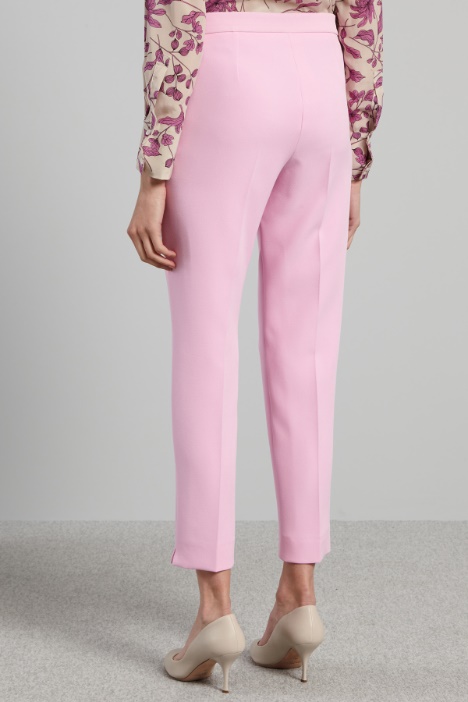 Pantaloni con spacchetti al fondo