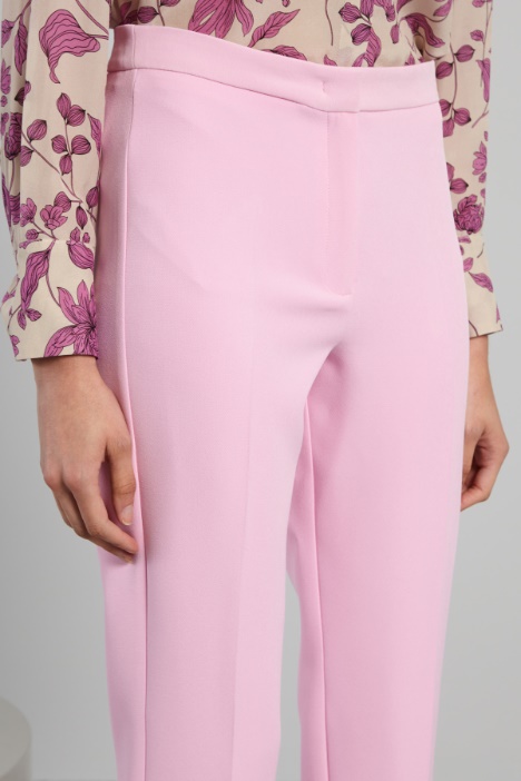 Pantaloni con spacchetti al fondo