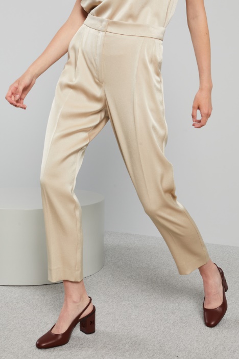 Pantaloni carrot in raso