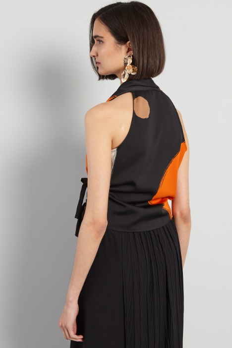 Top con scollo all'americana