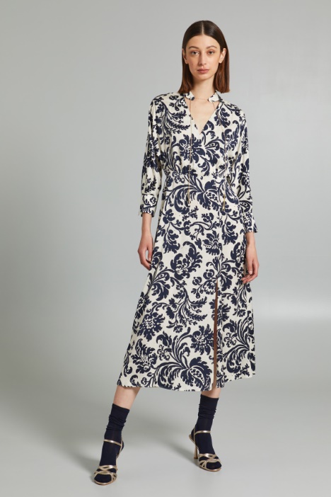 Abito con catenina decorativa