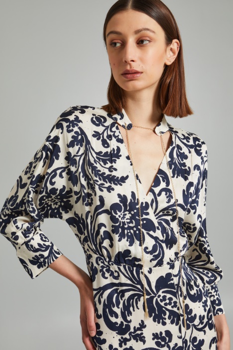 Abito con catenina decorativa