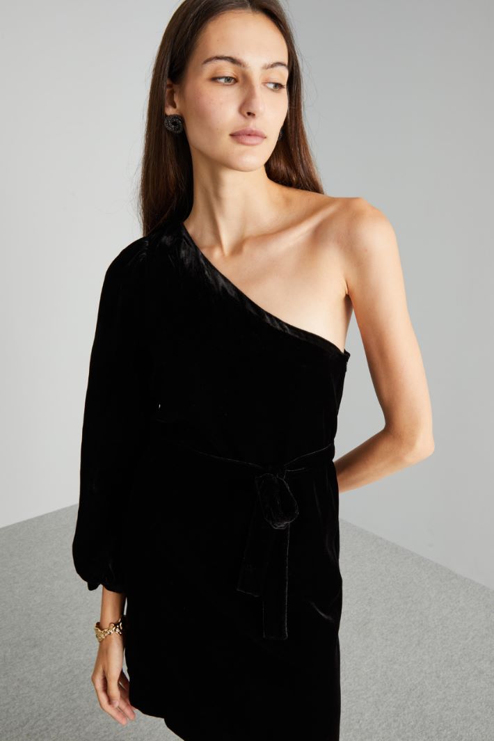 One-shoulder velvet dress Intrend - 4