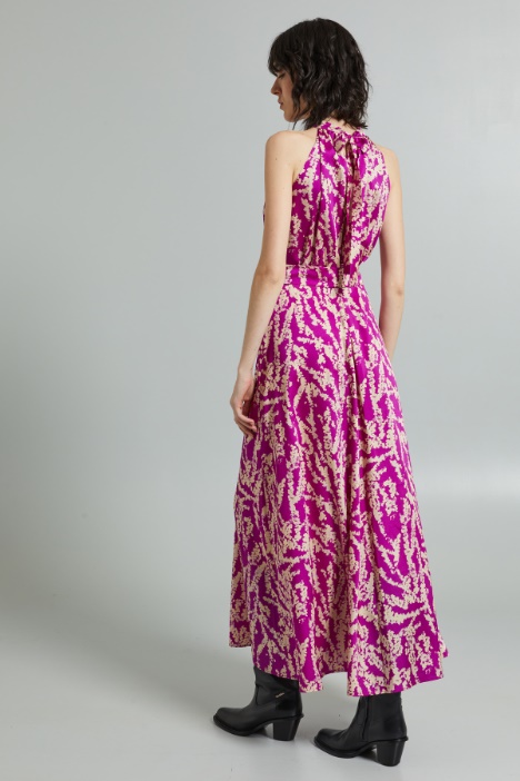 Abito con scollo all'americana