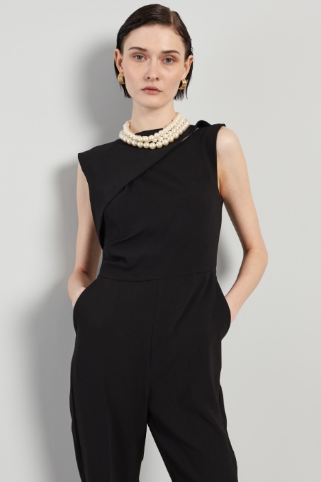 Mono con detalle de abertura