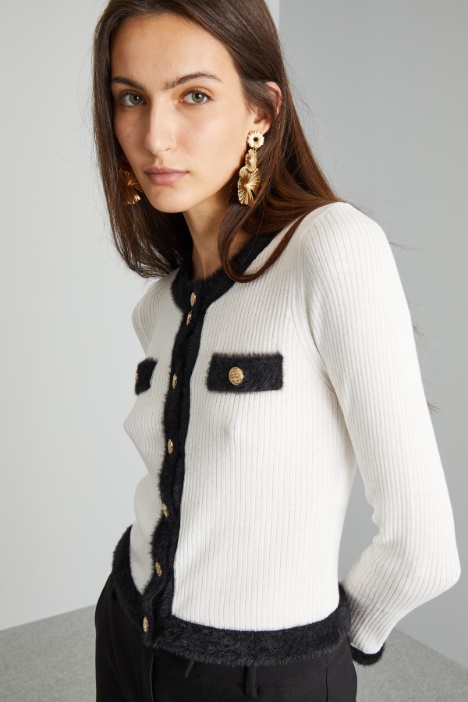 Cárdigan con perfiles en contraste