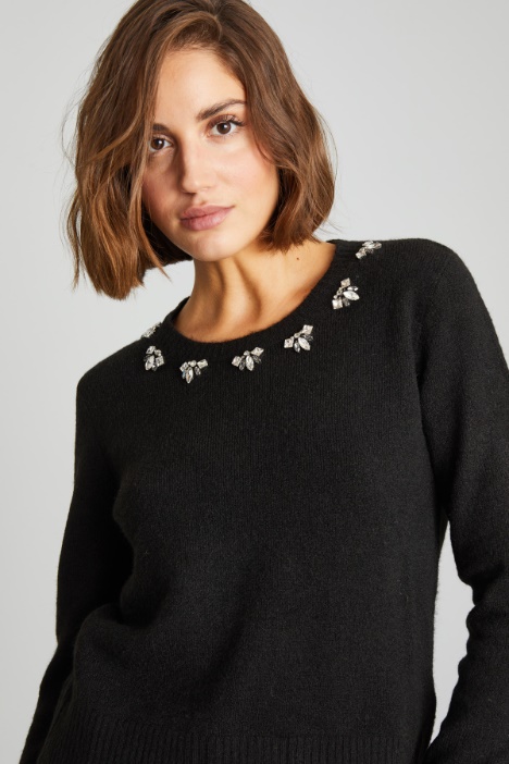 Maglia con strass e perline