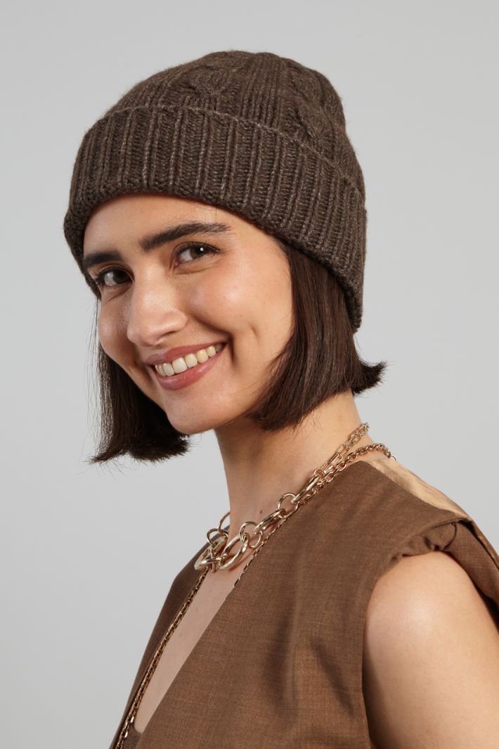 Cable-knit beanie hat Intrend