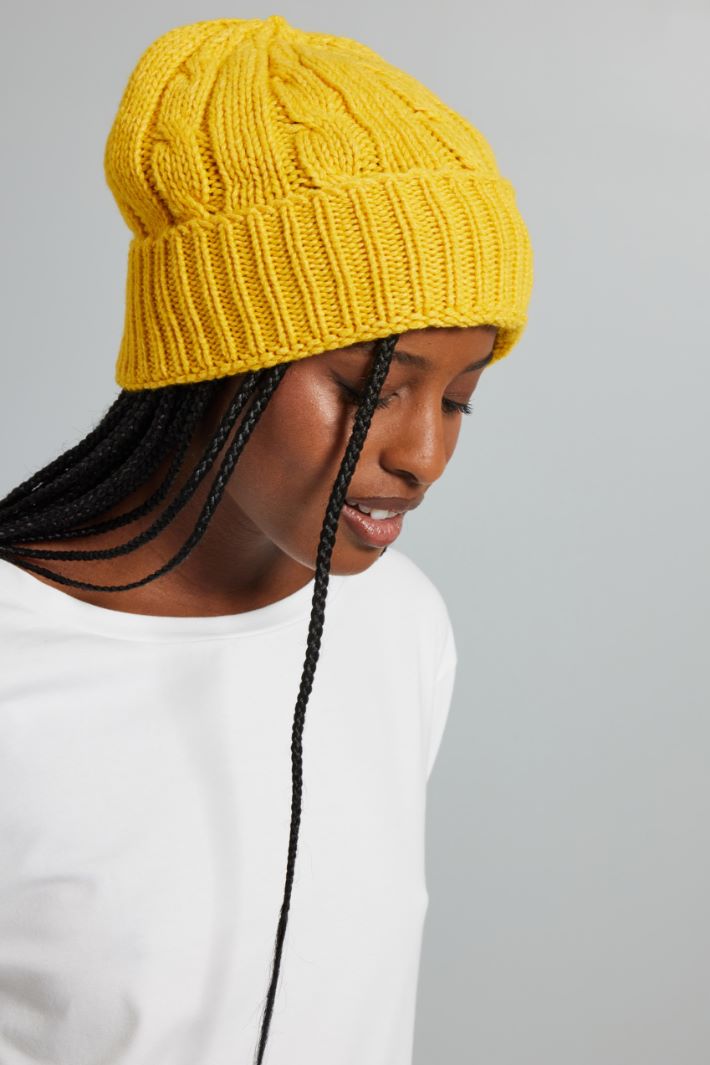 Cable-knit beanie hat Intrend