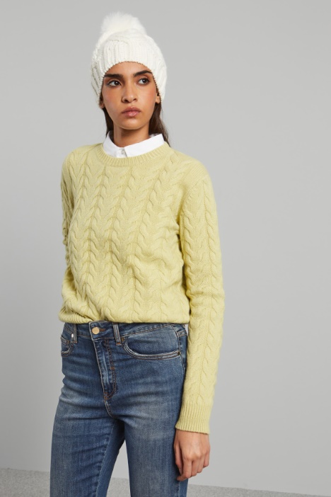 Gorro trenzado con pompón