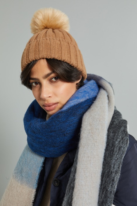 Cuffia a coste con pon pon