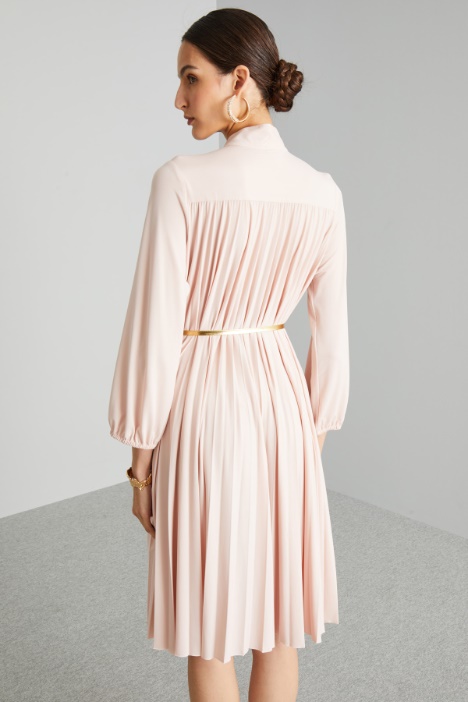 Abito plissettato con cintura