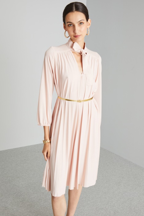 Abito plissettato con cintura