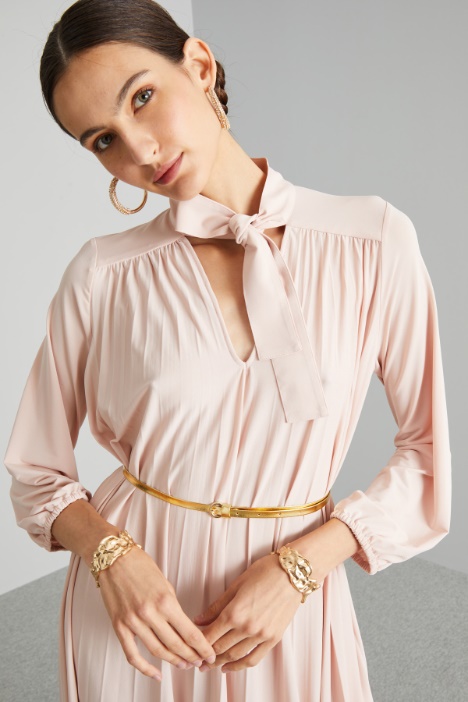 Abito plissettato con cintura