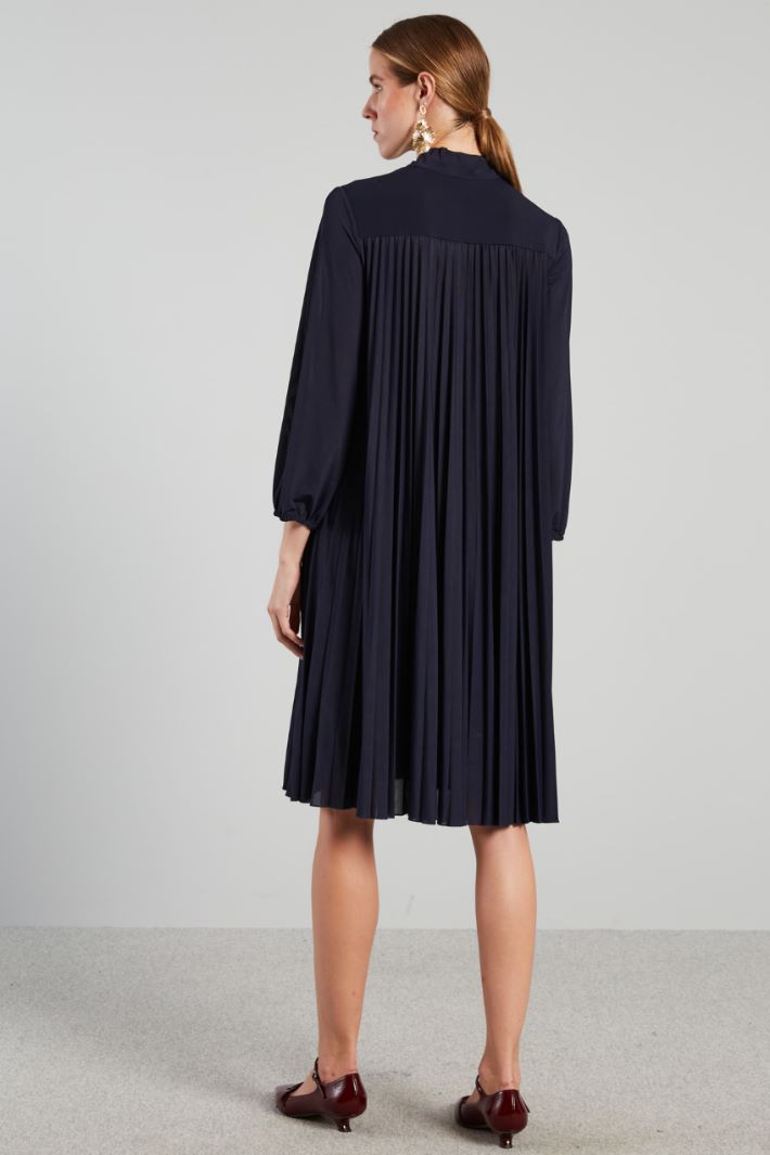 Pleated dress with belt Intrend - 2