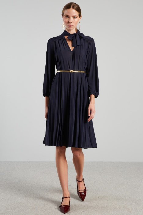 Pleated dress with belt Intrend