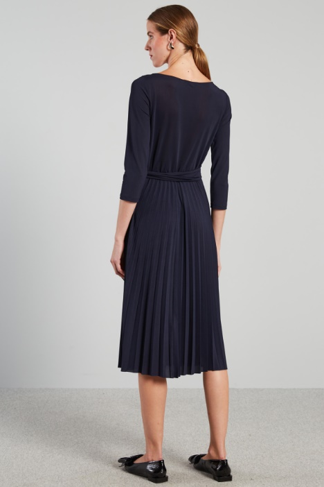 Abito con scollo incrociato