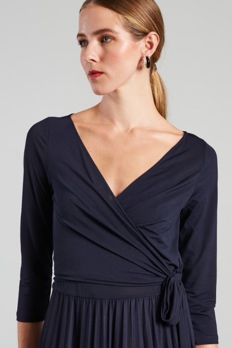 Abito con scollo incrociato