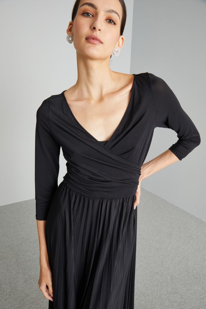 Crossed V-neck dress Intrend - 4