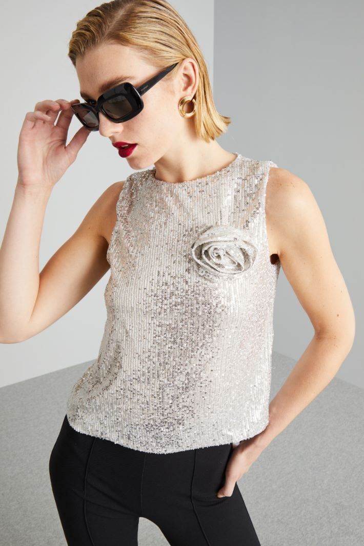 Sequinned top with brooch Intrend - 4