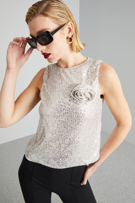 Top in paillettes con spilla