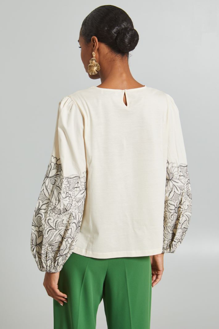 Top with embroidered sleeves Intrend - 2