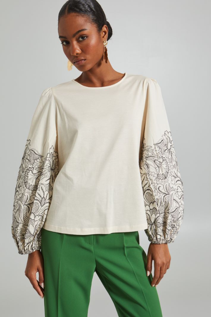 Top with embroidered sleeves Intrend - 3