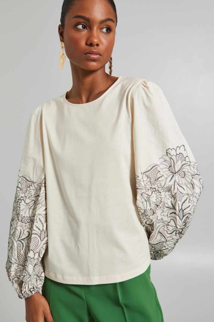 Top with embroidered sleeves Intrend - 4