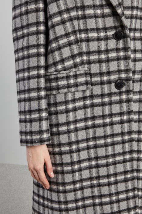 Cappotto con spalline imbottite