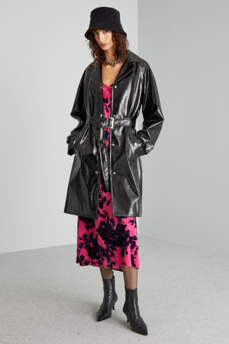 Trench coat in glossy patent leather Intrend