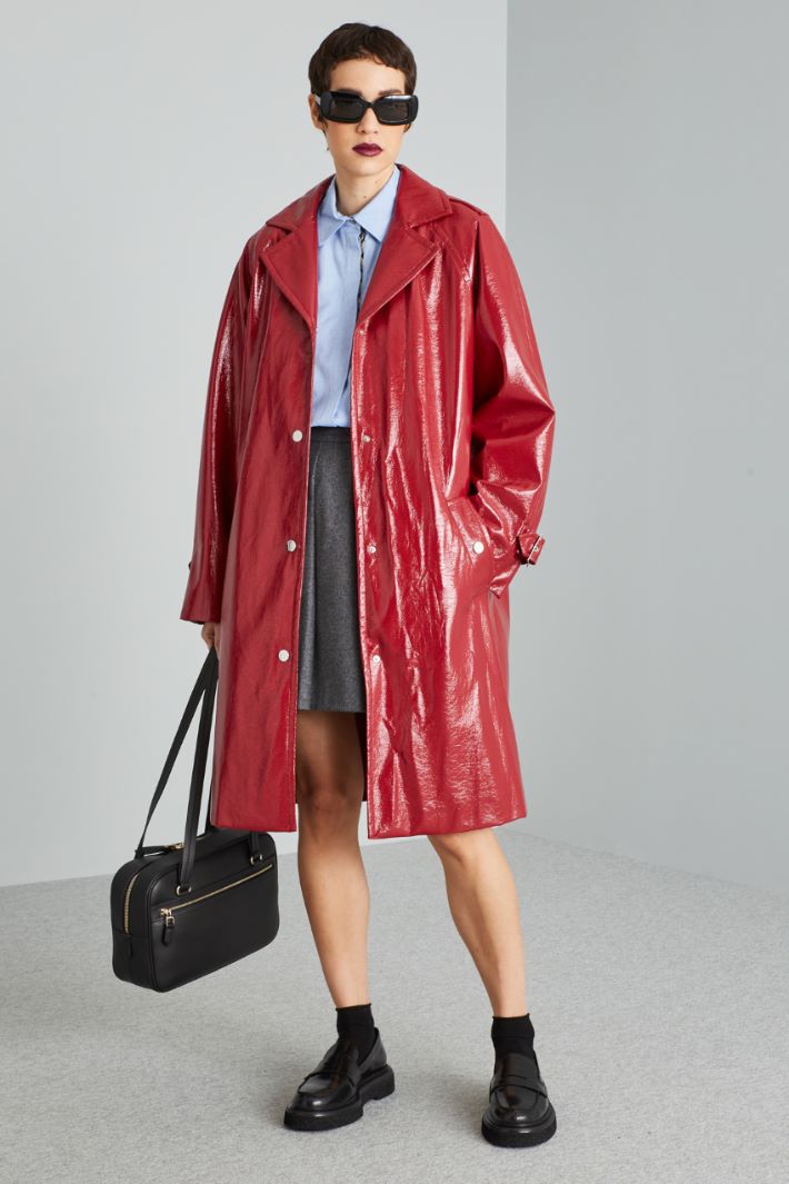 Trench coat in glossy patent leather Intrend