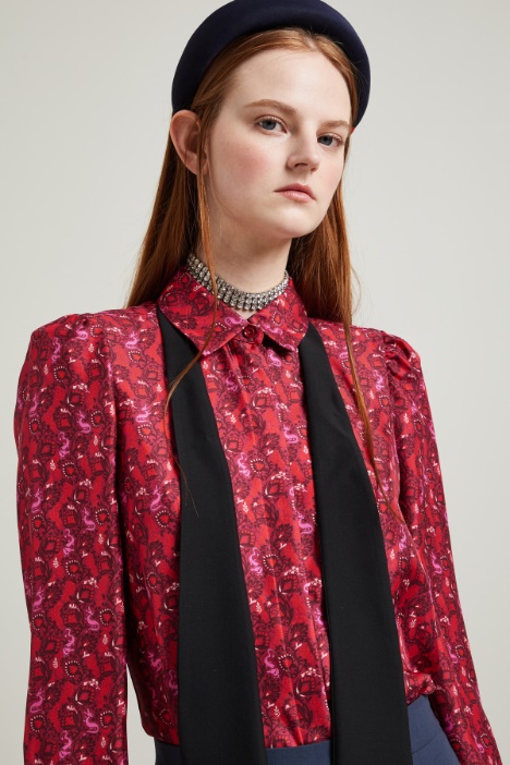 Camisa de seda con pajarita